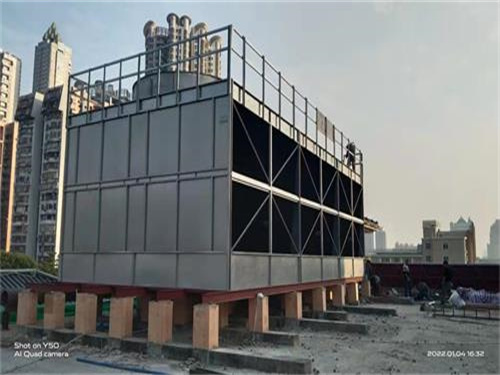 简述有关闭式冷却塔的补水工作。(闭式冷却塔为什么要补水)