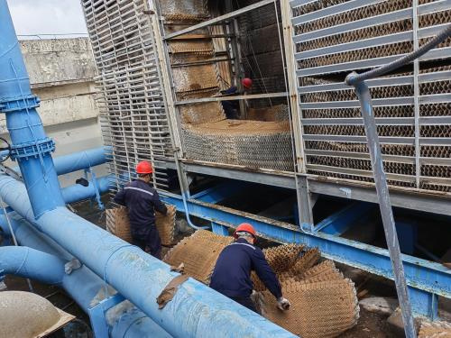 闭式冷却塔水泵如何保养(冷却塔填料凝固怎么拆除)